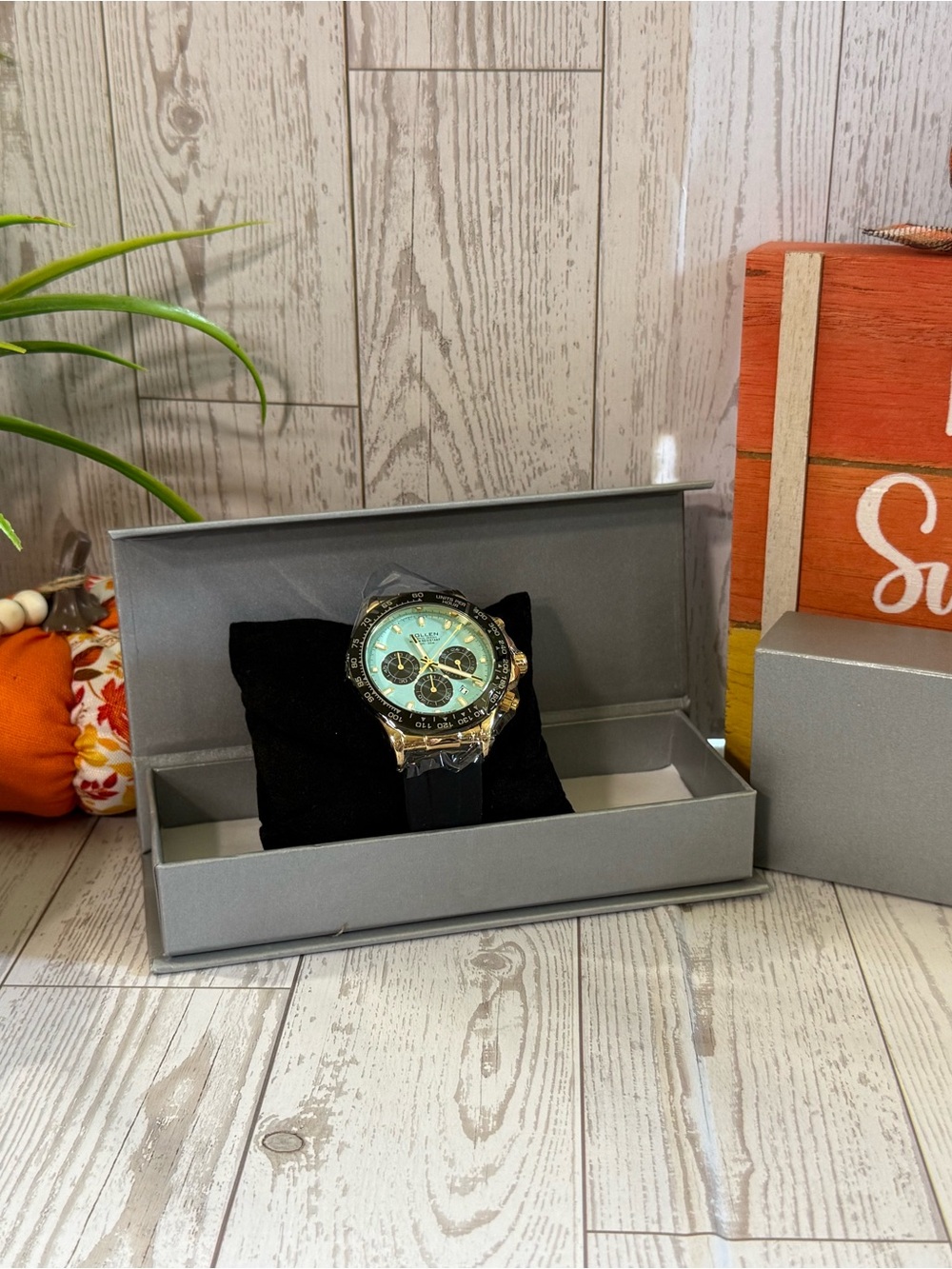 Stylish Turquoise Dial Wristwatch by